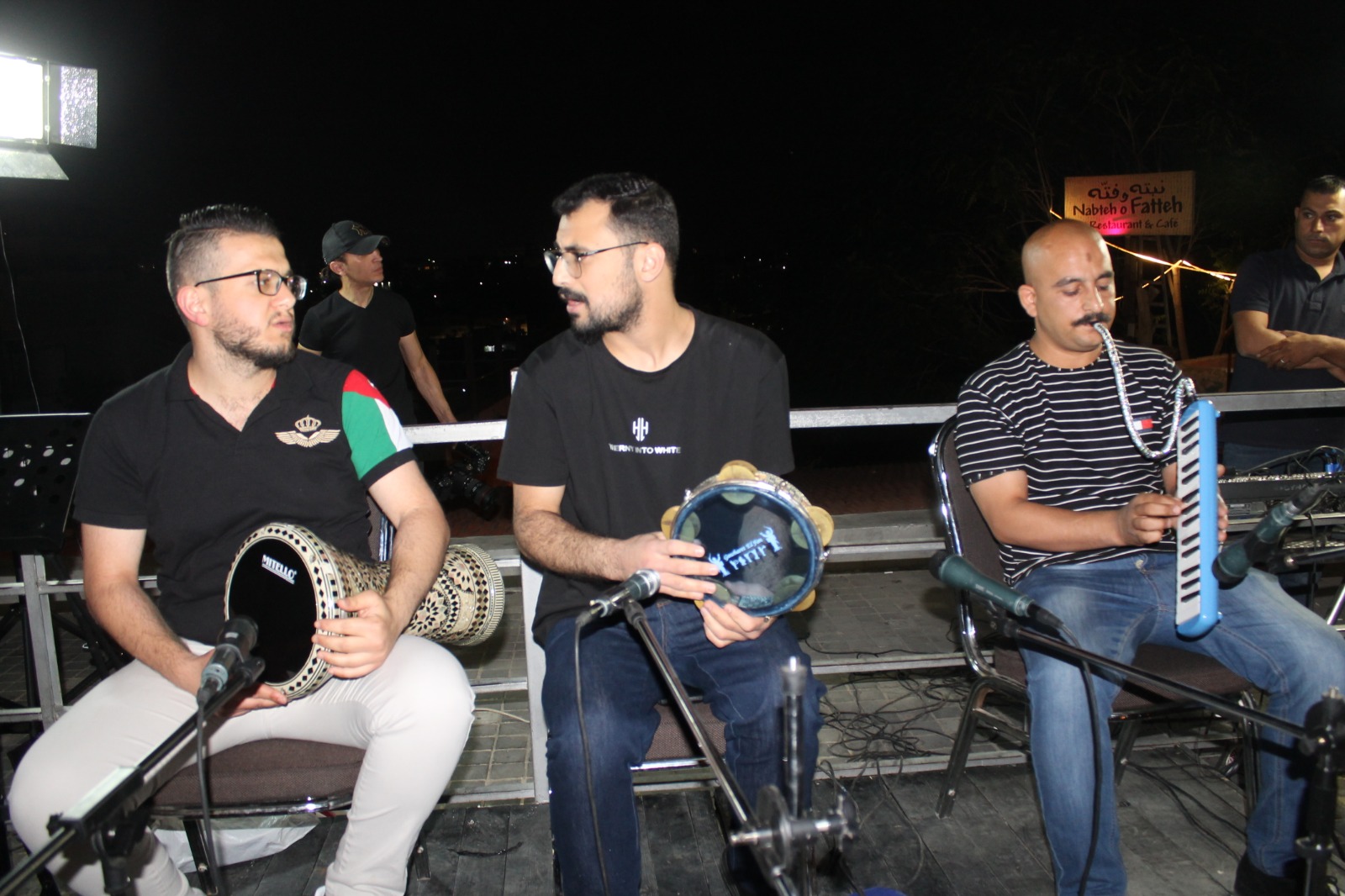 موسيقيون يقدمون عرضًا حيًا ضمن موسيقى الشارع